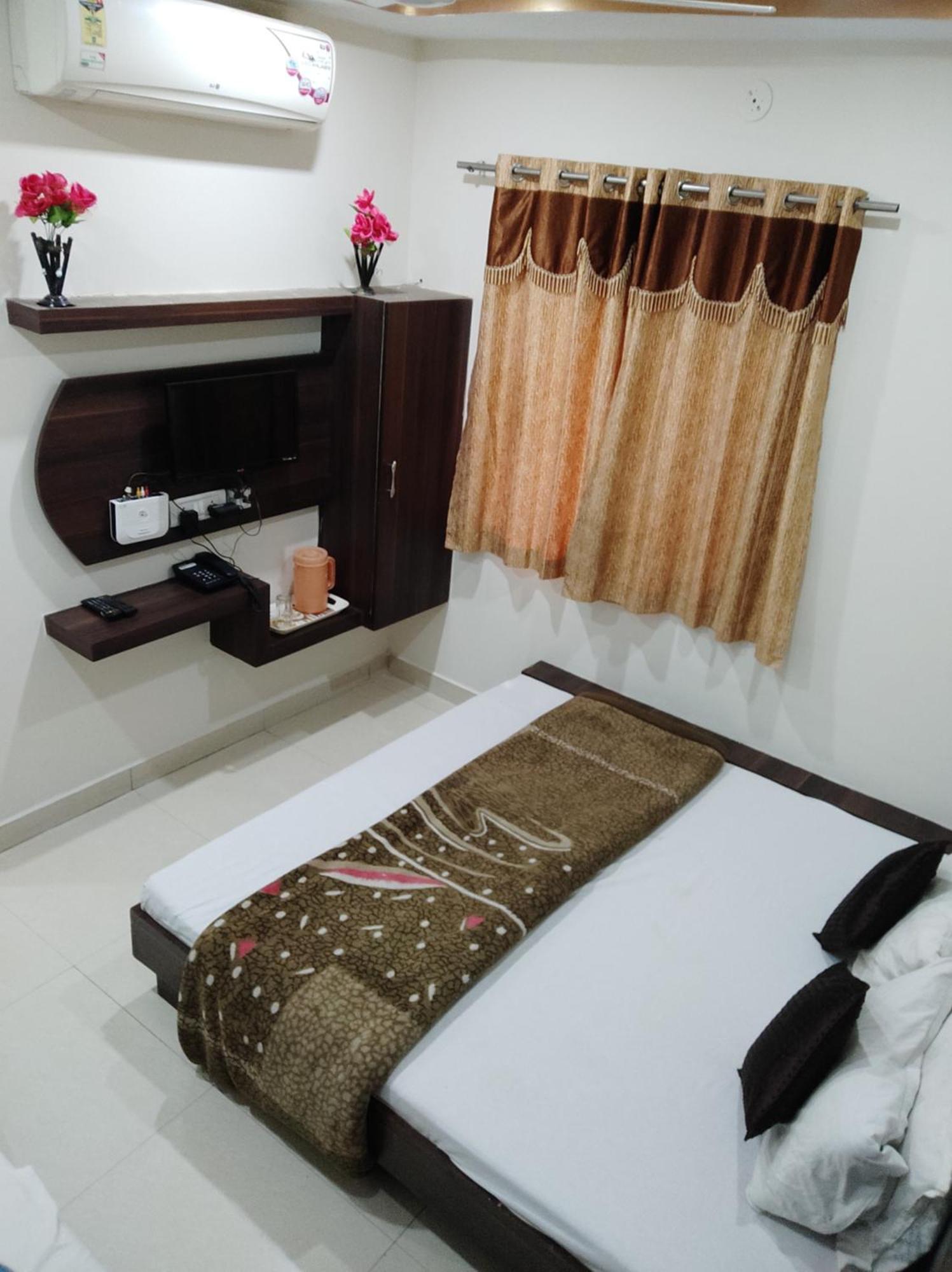 Hotel Vrandavan Palace Near Mahakal Temple Ujjain Ngoại thất bức ảnh